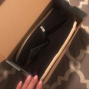 Toms Classic Black Canvas sz 7